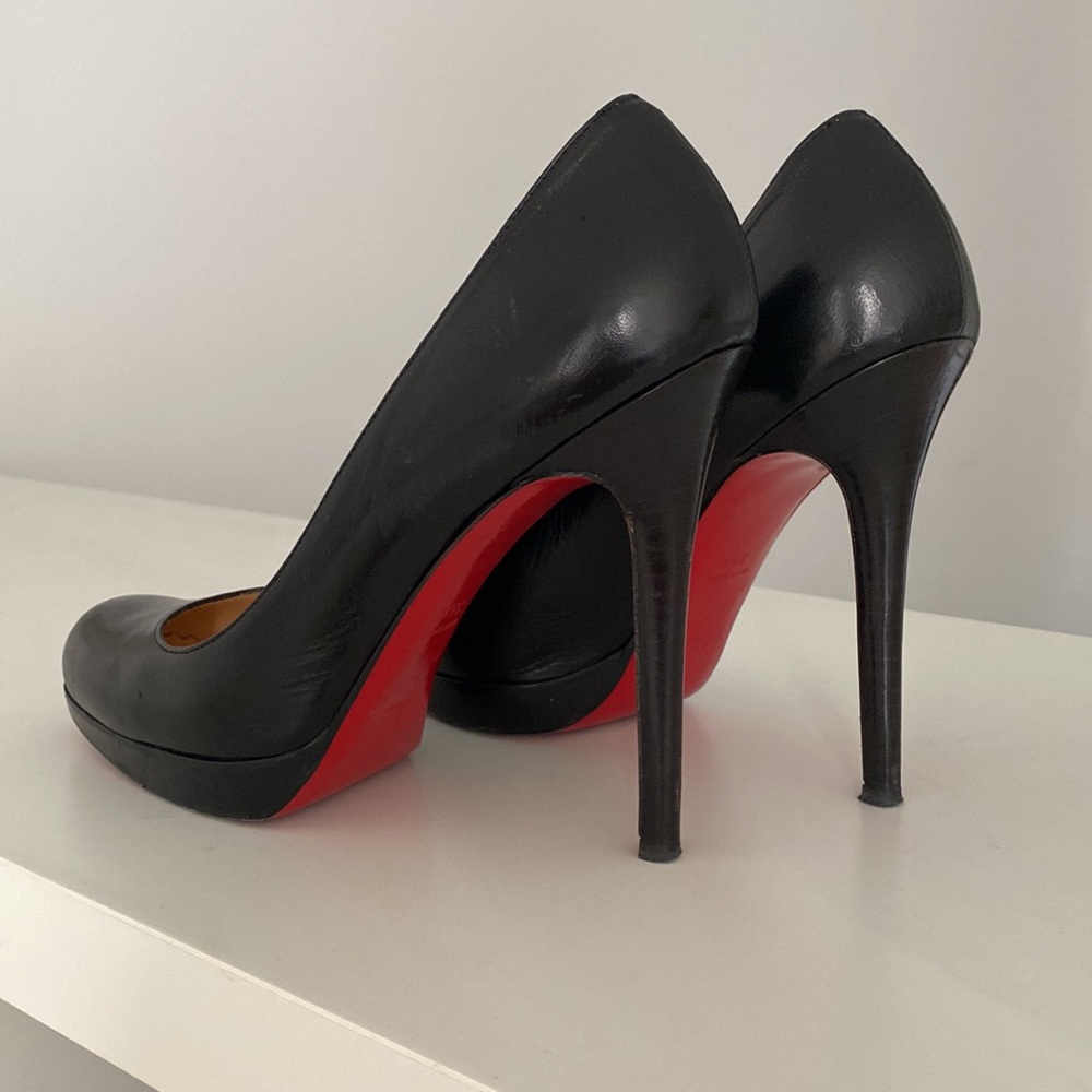 Great condition Christian Louboutin black pumps